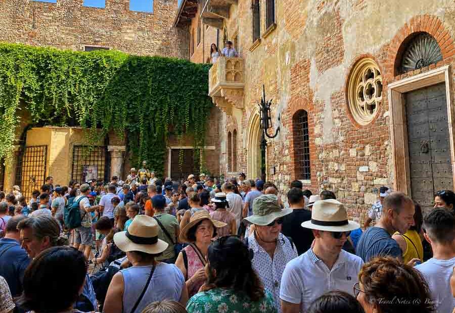 Crowds in the courtyard of Juliet